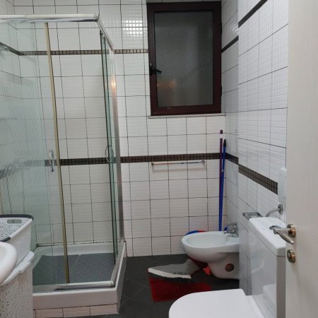 Tirane, jepet me qera apartament 2+1 Kati 8, 70 m² 600 € (stacioni i trenit)