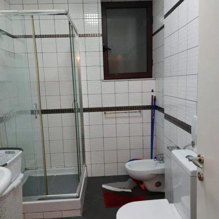 Tirane, jepet me qera apartament 2+1 Kati 8, 70 m² 600 € (stacioni i trenit)