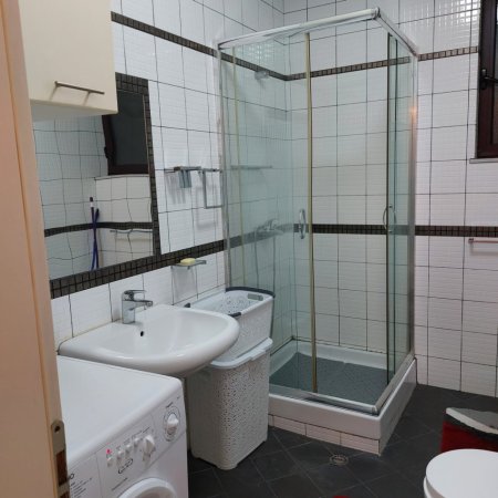 Tirane, jepet me qera apartament 2+1 Kati 8, 70 m² 600 € (stacioni i trenit)
