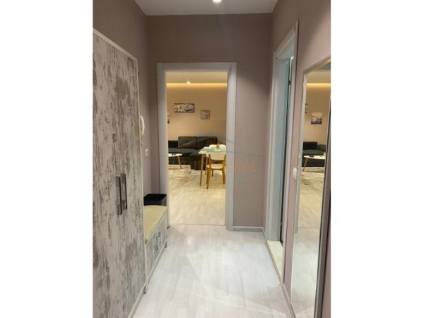 Tirane, jepet me qera apartament 1+1+Ballkon Kati 8, 70 m² 600 € (Rruga Panorama)