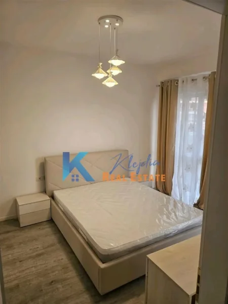 Tirane, jap me qera apartament 2+1+Ballkon Kati 3, 78 m² (Rruga 5 Maji, pas Emerald Center)