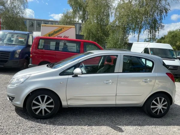 Tirane, shes makine Opel Benzin, gri metalizato manuale Kondicioner 66.500 km 4.200 €