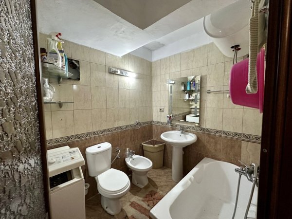 Tirane, jepet me qera apartament 2+1+Ballkon Kati 4, 75 m² 650 € (Perballe Universitetit Te Sporteve)