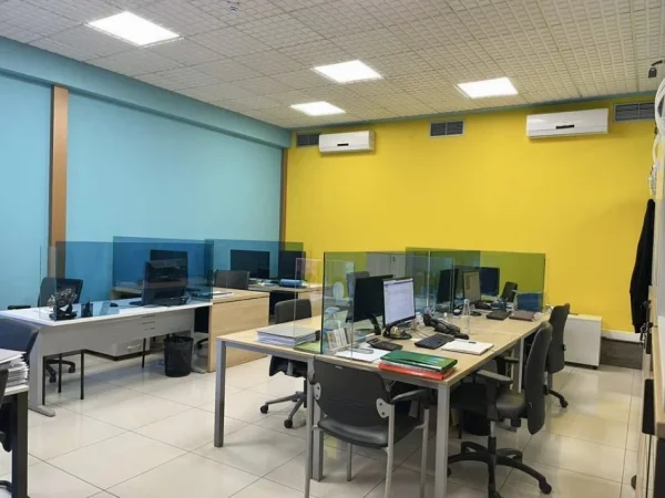 Tirane, jepet me qera dyqan Kati 0, 222 m² 4.000 € (Ish Blloku, Prane SPAR)