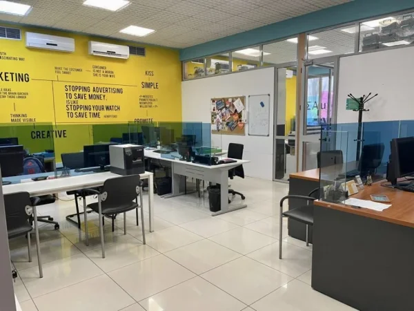 Tirane, jepet me qera dyqan Kati 0, 222 m² 4.000 € (Ish Blloku, Prane SPAR)