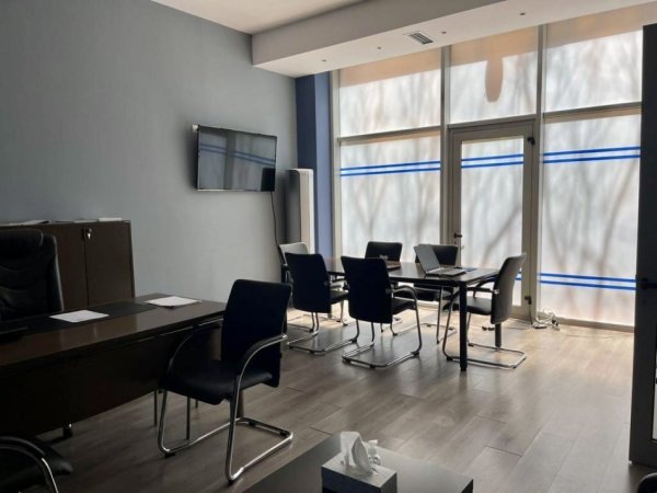 Tirane, jepet me qera dyqan Kati 0, 222 m² 4.000 € (Ish Blloku, Prane SPAR)