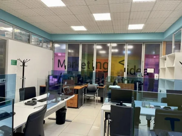 Tirane, jepet me qera dyqan Kati 0, 222 m² 4.000 € (Ish Blloku, Prane SPAR)