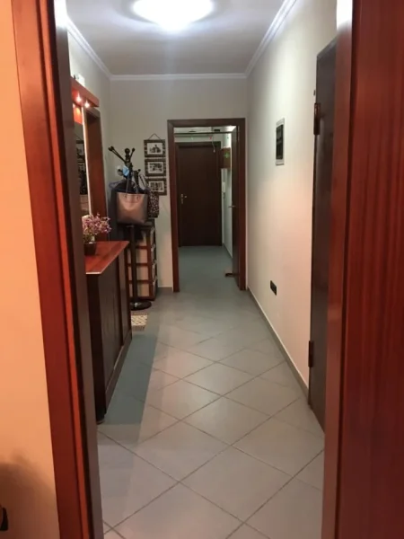 Tirane, jepet me qera apartament 1+1 Kati 3, 100 m² 530 € (Harry Fultz)
