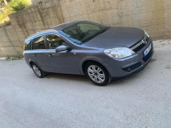 Tirane, shitet makine Opel Nafte, gri metalizato automatik 2.300 €