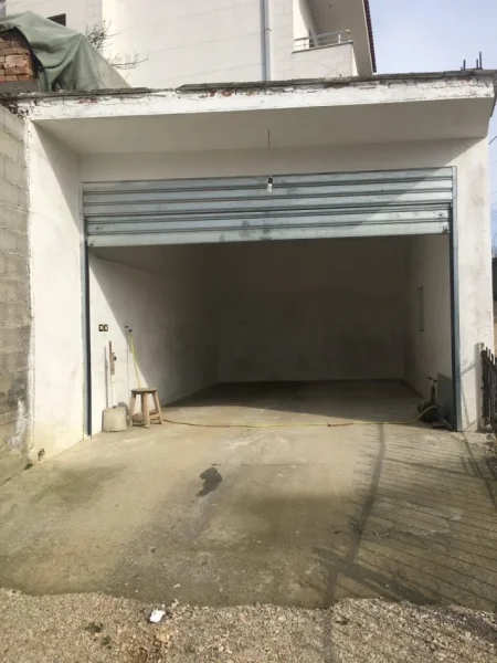 Tirane, jepet me qera ambjent biznesi , 30 m² 150 € (Fabrika e Qelqit)