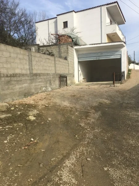 Tirane, jepet me qera ambjent biznesi , 30 m² 150 € (Fabrika e Qelqit)