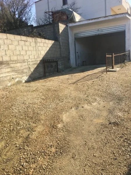 Tirane, jepet me qera ambjent biznesi , 30 m² 150 € (Fabrika e Qelqit)