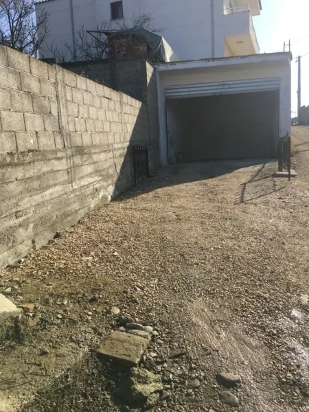 Tirane, jepet me qera ambjent biznesi , 30 m² 150 € (Fabrika e Qelqit)