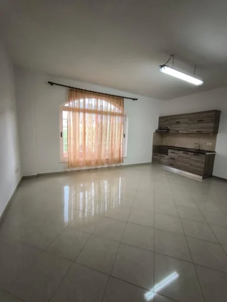 Tirane, jepet me qera apartament 1+1 Kati 2, 85 m² 38,000 leke (Rruga e Kokonozve)