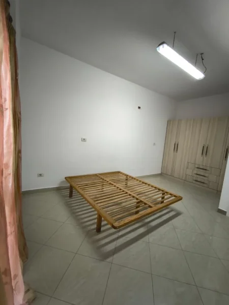 Tirane, jepet me qera apartament 1+1 Kati 2, 85 m² 38,000 leke (Rruga e Kokonozve)