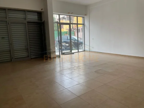 Prane Kazazit, Shitet Ambient Biznesi Kati 0, 71 m² 85.200 € (Durres)