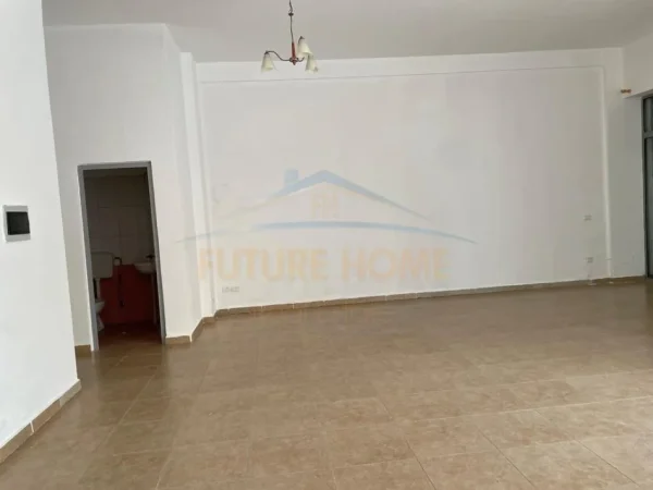Prane Kazazit, Shitet Ambient Biznesi Kati 0, 71 m² 85.200 € (Durres)