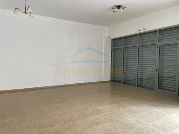Prane Kazazit, Shitet Ambient Biznesi Kati 0, 71 m² 85.200 € (Durres)