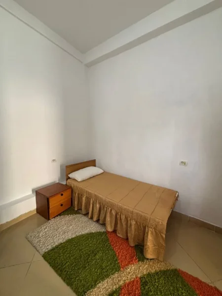 Tirane, jepet me qera apartament 1+1 Kati 1, 45 m² 300 € (ali demi)