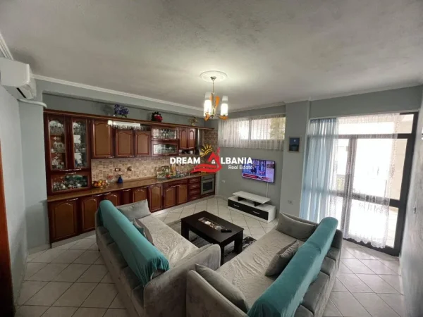 Tirane, jepet me qera apartament 3+1 , 135 m² 350 € 