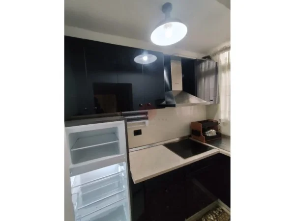 Tirane, shes apartament 1+1 Kati 5, 52 m² 95.000 € (Rruga Bardhyl)