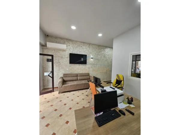 Prane Stacionit te Trenit, shitet ambient biznesi 1+1 Kati 0, 32 m² 96.000 € (Durres)