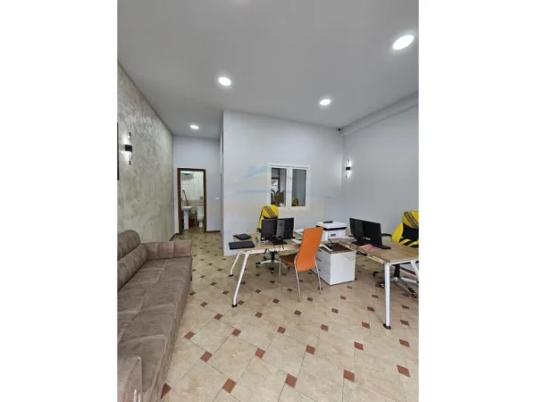 Prane Stacionit te Trenit, shitet ambient biznesi 1+1 Kati 0, 32 m² 96.000 € (Durres)