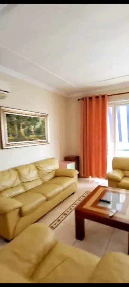 Tirane, jepet me qera apartament 2+1+Ballkon Kati 4, 125 m² 570 € (kopshti botanik)