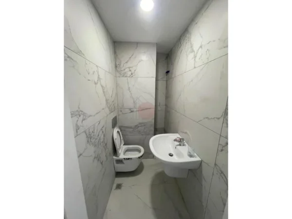 Tirane, jap me qera ambjent biznesi Kati 0, 50 m² 500 € (Laprak)
