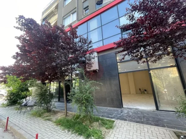 Tirane, jap me qera ambjent biznesi Kati 0, 50 m² 500 € (Laprak)