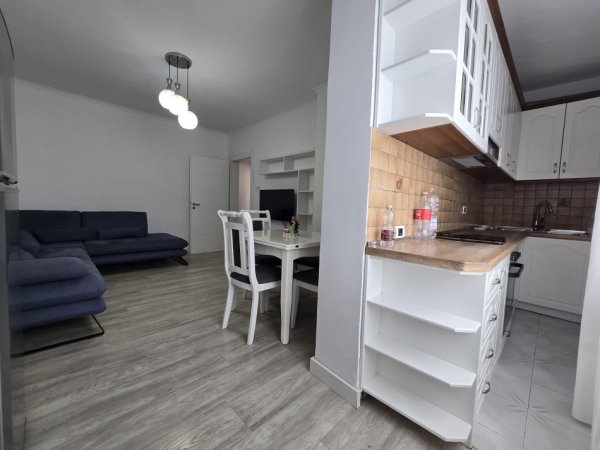 Tirane, jepet me qera apartament 3+1+Aneks Kati 4, 104 m² 500 € (ali demi)