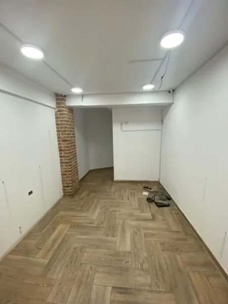 Tirane, jepet me qera ambjent biznesi Kati 0, 55 m² 600 € (zogu i zi)