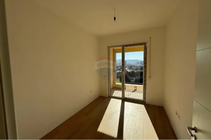 Tirane, shes apartament 3+1 , 149 m² (Fusha e aviavionit)