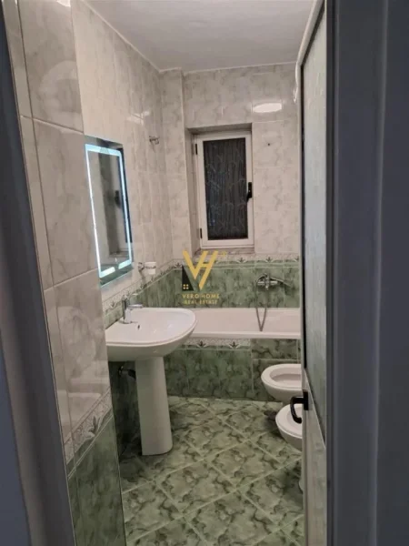 Tirane, jepet me qera apartament 2+1+Ballkon Kati 4, 75 m² 550 € (ALI DEMI)