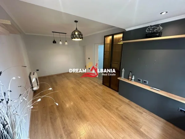Tirane, jepet me qera zyre, 80 m² 720 €
