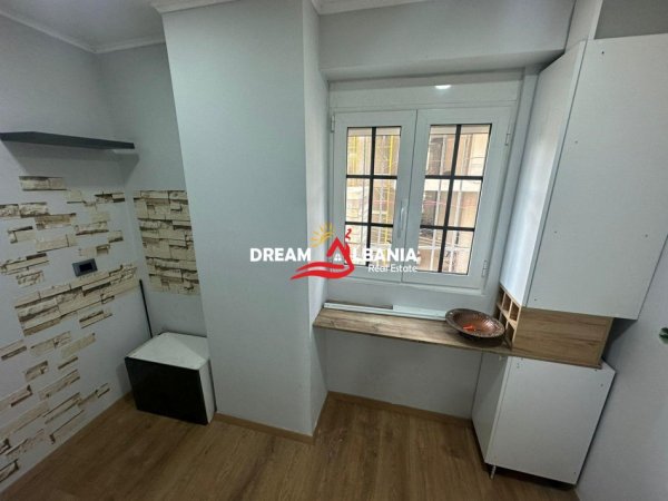 Tirane, jepet me qera zyre, 80 m² 720 €