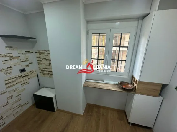 Tirane, jepet me qera zyre, 80 m² 720 €