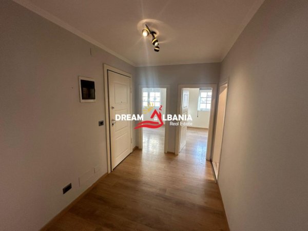 Tirane, jepet me qera zyre, 80 m² 720 €