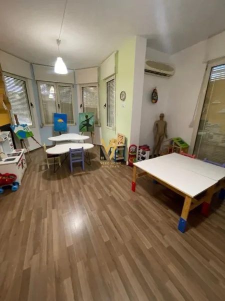 Tirane, jepet me qera Vile Kati 0, 900 m² 3.000 € (SAUK)