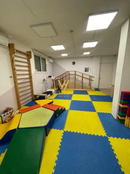 Tirane, jepet me qera Vile Kati 0, 900 m² 3.000 € (SAUK)