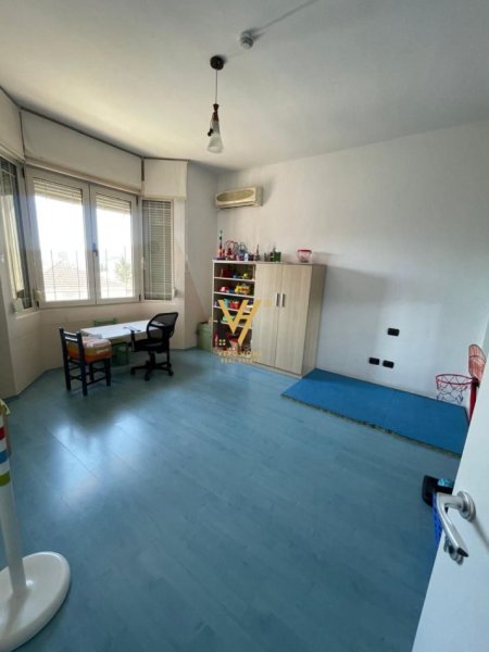 Tirane, jepet me qera Vile Kati 0, 900 m² 3.000 € (SAUK)