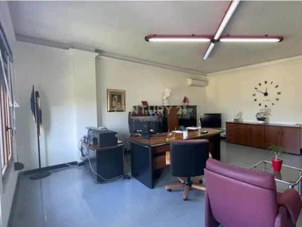Tirane, jepet me qera ambjent biznesi Kati 3, 98 m² 1.000 € (Ruga e Elbasanit)