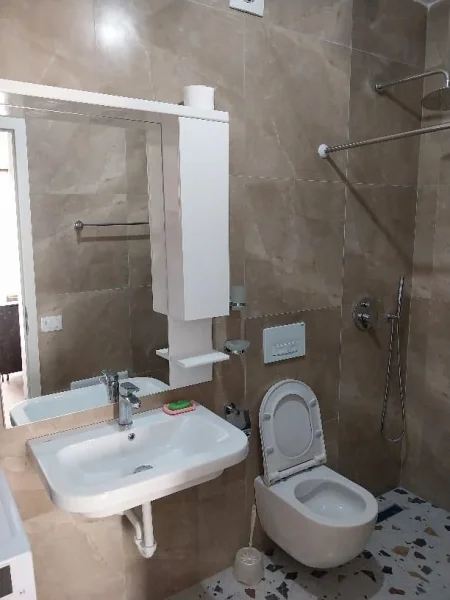 Tirane, jepet me qera garsonier 1+1 Kati 1, 300 € (ali dem)