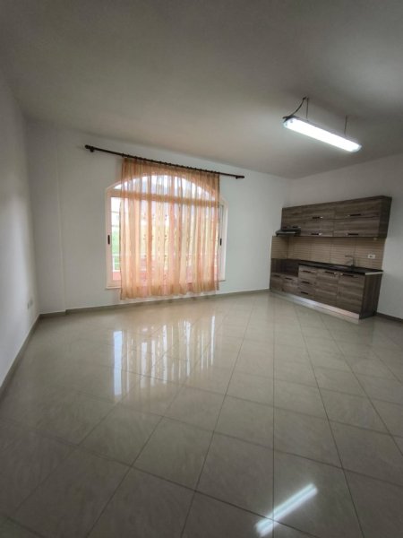 Tirane, jepet me qera apartament 1+1 Kati 2, 85 m² 380 € (kodra e priftit)