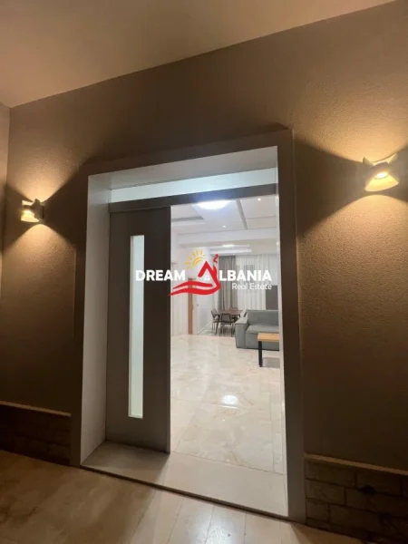 Tirane, jepet me qera apartament 2+1 , 137 m² 550 € 