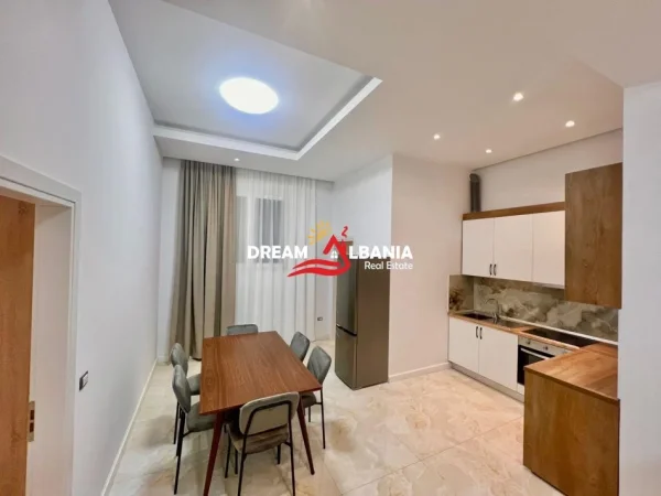 Tirane, jepet me qera apartament 2+1 , 137 m² 550 € 