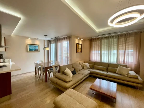 Tirane, jepet me qera apartament 3+1+Ballkon Kati 1, 138 m² 900 € (STACIONI I TRENIT)