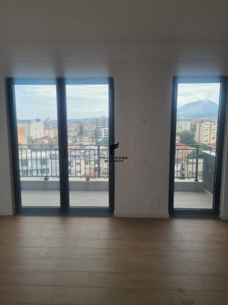 Tirane, jepet me qera apartament 2+1+Ballkon Kati 9, 75 m² 700 € (PAZARI I RI)