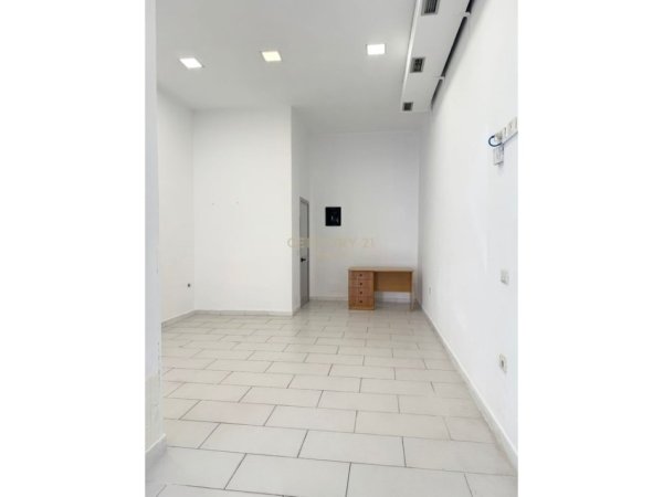 Tirane, jepet me qera dyqan Kati 0, 32 m² 500 € (Rruga Mine Peza)