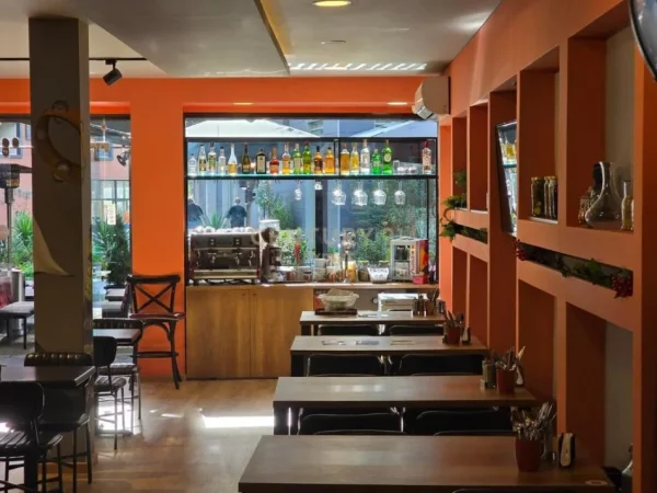 Tirane, shitet bar-resorant Kati 0, 130 m² (rruga e durresit)